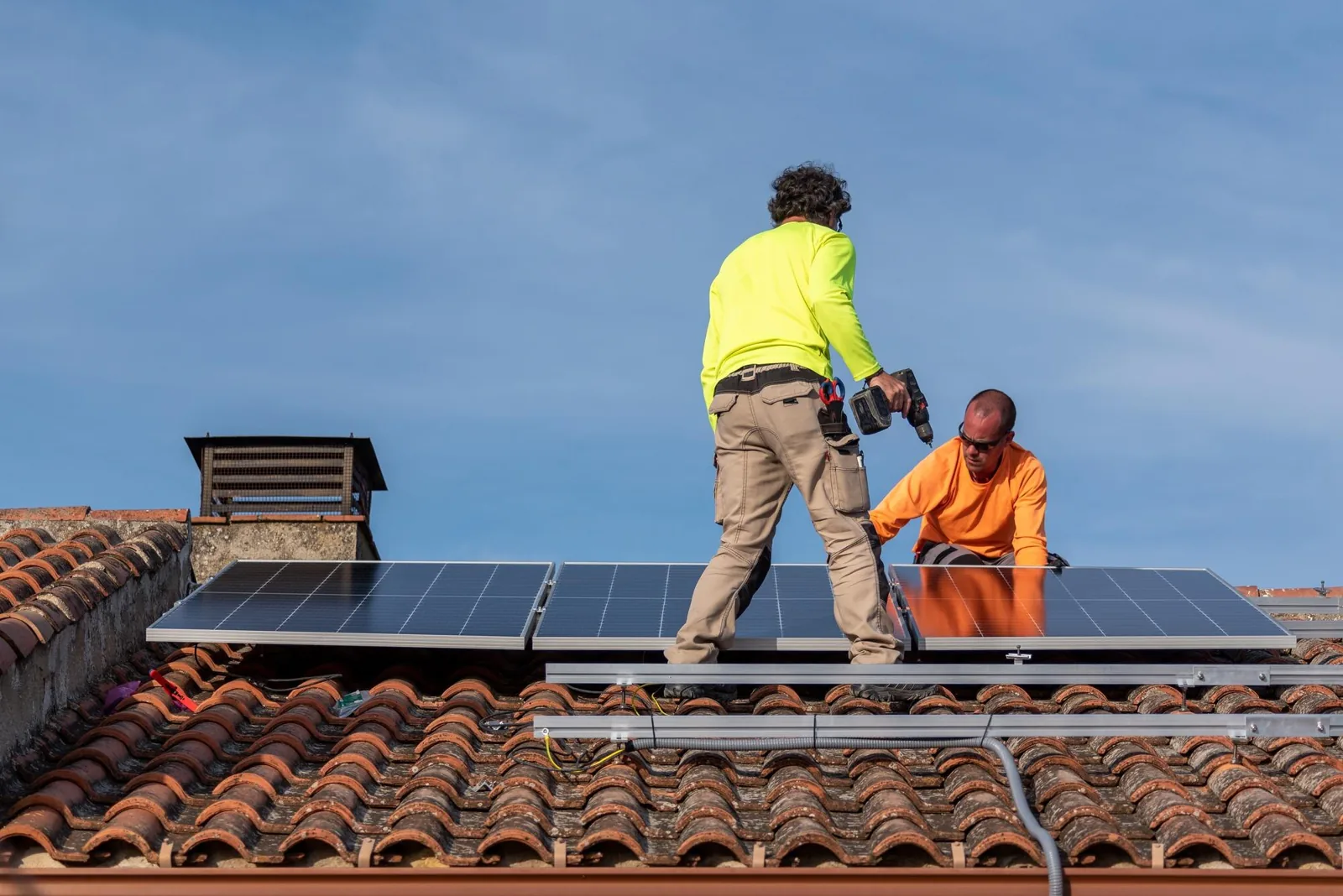 Équipe technique installant des panneaux photovoltaïques