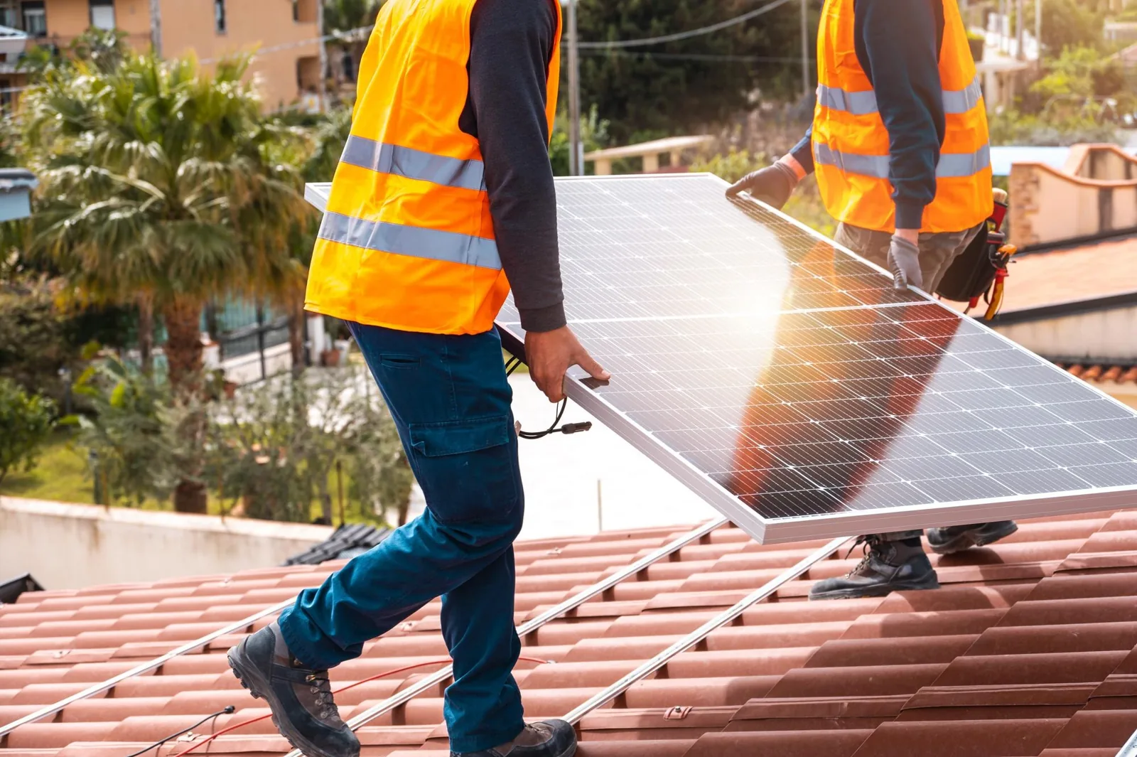 Installateur posant des panneaux solaires photovoltaïques, achat, installation et raccordement sur toiture