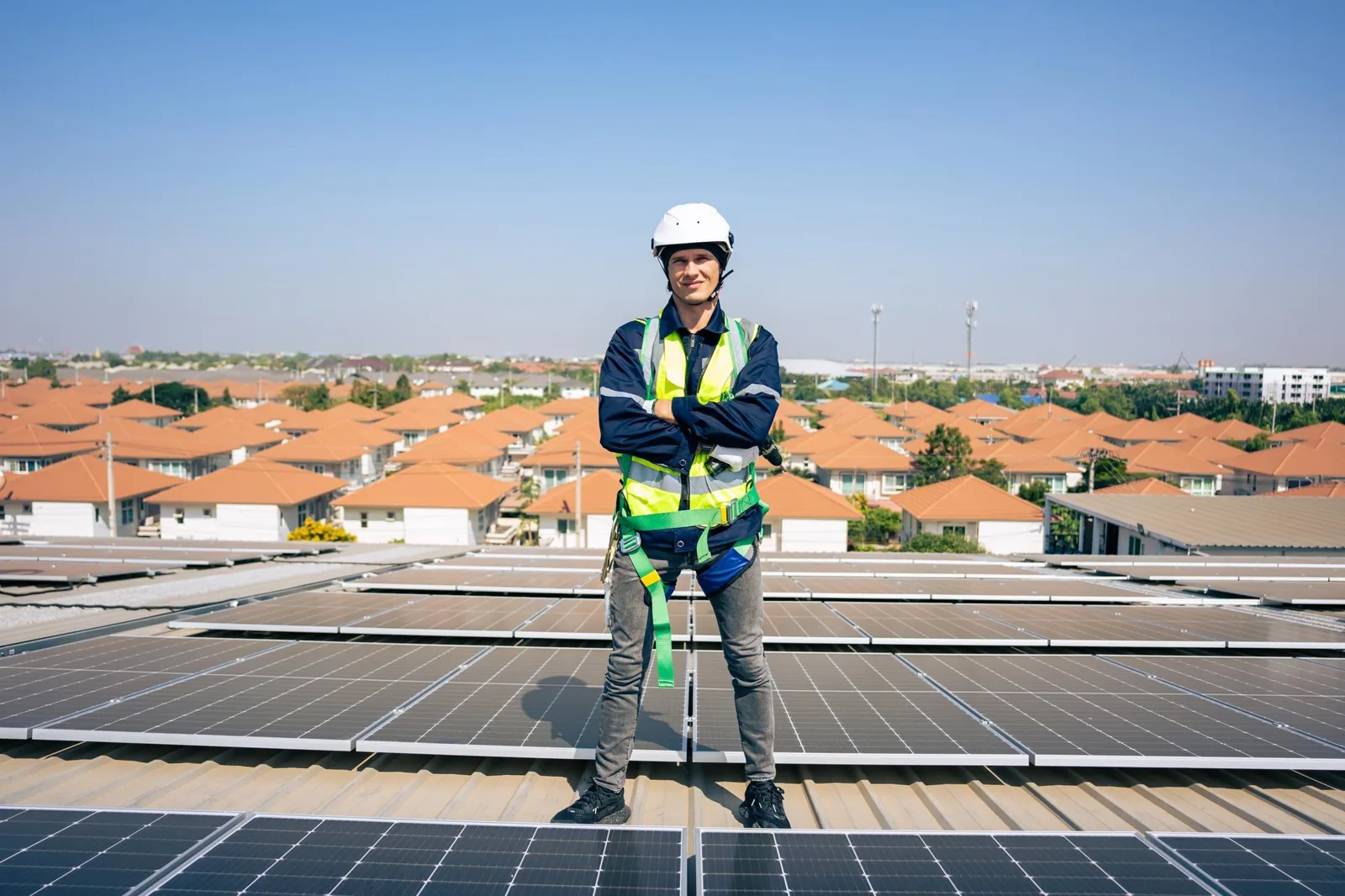 Maison équipée de panneaux solaires photovoltaïques, achat, installation et raccordement